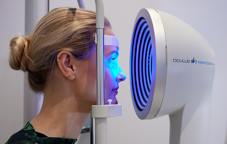 Frau vor dem Gerät für das Messverfahren der Sehstärke