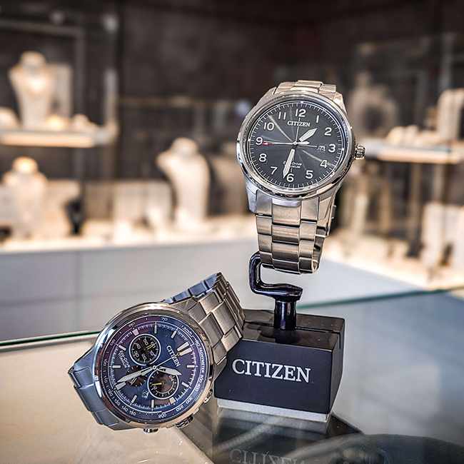 Zwei drapierte Uhren