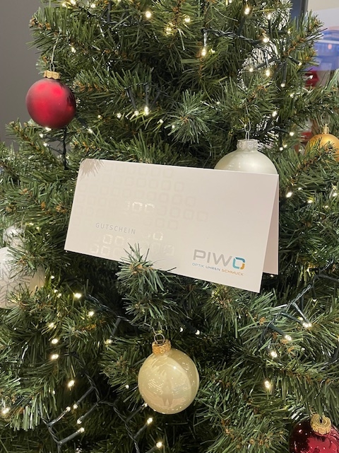 Weihnachtsbaum mit Gutschein für Weihnachtsgeschenke von PIWO Optik Uhren Schmuck