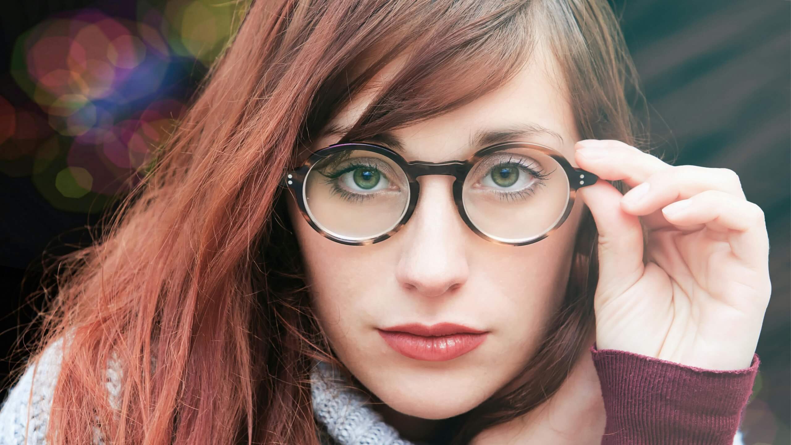 Starker fokussierter Blick einer jungen Frau mit Brille